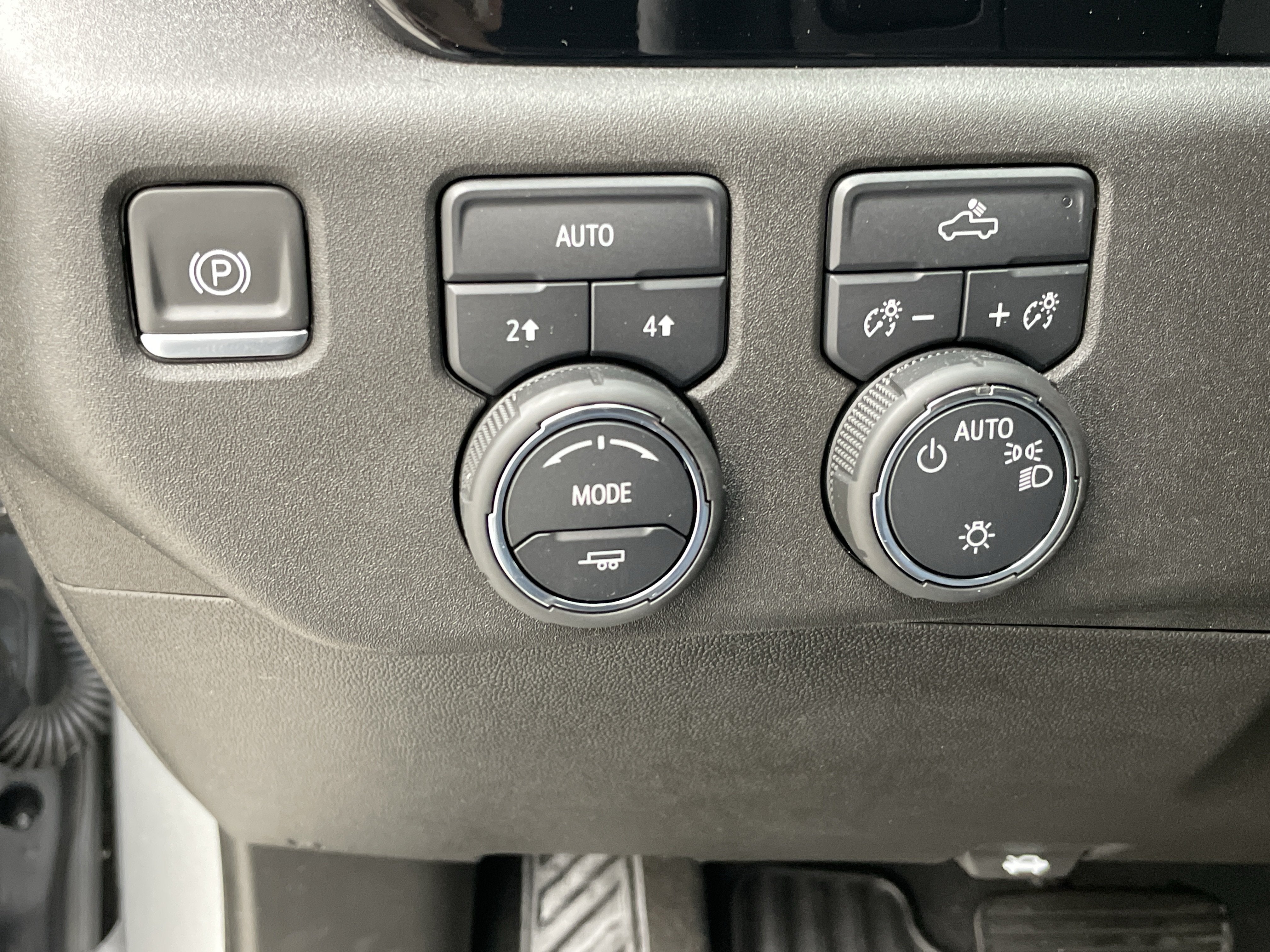 2024 Chevrolet Silverado 1500 4WD Crew Cab Short Bed LT with 2FL